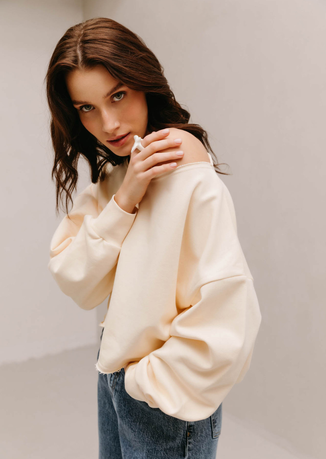 Ivory color three-thread sweatshirt with voluminous sleeves
